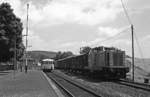 Betriebsmittelpunkt Schenklengsfeld der Hersfelder Kreisbahn am 14.7.1986 mit V 32 vor Güterzug nach Bad Hersfeld und VT 50 Personenzug nach Philippsthal.