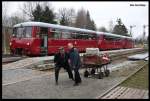 Bei der Sonderfahrt der Traditionsgemeinschaft Ferkeltaxi legten sich einige der Organisatoren und Begleiter mächtig ins Zeug. Stilecht zu dem alten Fahrzeug passte diese Szene am 7.12.2014 im Zielbahnhof Schlettau im Erzgebirge!