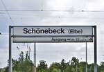 Blick auf das Bahnhofsschild in Schönebeck.