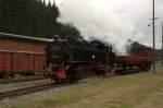 99 731 verlsst am 04.10.09 mit ihren kurzem Gterzug das Gleis der Rollwagengrube in Schnheide Sd.