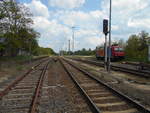 So sieht die Einfahrt von Angermünde kommend in den Bahnhof Schwedt(Oder),von einem Bahnübergang,aus.Aufgenommen am 01.Mai 2019.