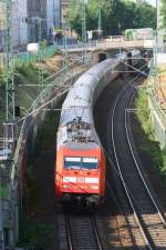 IC nach Binz gezogen von der 101 136 fhrt gerade durch Schwerin Mitte.