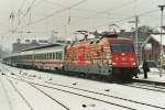 101 016 4 mit einem Intercity im Jahre 2003 an einem kalten Wintertag im Bahnhof von Schwerin
