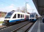 VT 305 der Nordostseebahn und VT 706 der Ostseeland Verkehr GmbH im Bahnhof von Schwerin HBF am 02.05.2007