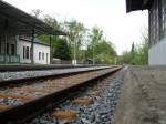 Die Ausfahrt des Bahnhofs Sebnitz (Sachs) in Richtung Neustadt (Sachs) (linkes Gleis), das rechte Gleis mit Zu(g)kunftsblick nach Rumburk ( es fehlen ja nur 350 m ), am 18.04.2009.