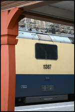 Detailansicht der schweizerischen Elektrolokomotive IRSI 421 387 am 28.02.2026 im Bahnhof Seebrugg.