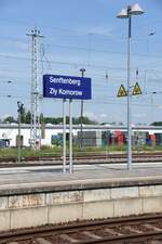 SENFTENBERG (Landkreis Oberspreewald-Lausitz), 21.05.2024, zweisprachiges Bahnhofsschild (deutsch und sorbisch) auf dem Bahnsteig des Bahnhofs Senftenberg