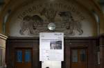 Die Tiere schauen wenig erfreut ber den Zustand der groen Bahnhofshalle in   Senftenberg, auch wenn die  Bahnhofsuhr funktioniert und die Tafel Zeugnis von den Strukturverbesserungen im Bahnhof