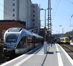 BAHNHOF SIEGEN MIT ABELLIO/HLB-TRIEBWAGEN  Immer noch heftig in der Modernisierungsphase,warten hier am 10.5.2017 der  ABELLIO auf die Fahrt nach Hagen und 2 HLB-Triebwagen mit Fahrtziel Dillenburg