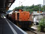 DIESELLOK MAK 1000 BB MIT GÜTERZUG IM HBF SIEGEN
Wie täglich im Siegerland unterwegs,hier die VOSSLOH MaK 1000 BB mit Güterzug
auf langsamer Fahrt am 18.6.2019 durch den HBF SIEGEN.....