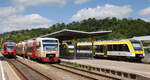 Dieseltriebwagen zweier Staatsunternehmen treffen sich am 10.07.2022 in Sigmaringen: 644 037 als RE55 Tuttlingen-Ulm, Doppeltraktion RS1 als Hzl nach Blumberg-Zollhaus, 612 136 als IRE6 nach Stuttgart