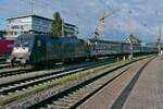 182 599-1 zieht am 08.08.2021 einen umgeleiteten URLAUBS-EXPRESS / Autozug von Hamburg nach Lörrach in den Bahnhof von Singen (Hohentwiel)