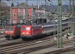 Erg�nzung zu Andreas' wunderbaren Bildern der SVG-110er.

115 261 neun Jahre zuvor in Singen im hochwertigen Dienst mit dem IC Stuttgart-Z�rich. M�rz 2017.