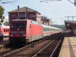 101 007-3 steht mit IC 2186 Konstanz-Stralsund in Singen(Htw) und wartet darauf das ICE 282 nach Stuttgart aufbricht, dem sie im Blockabstand folgt. 10.08.08