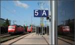 5 A -     Ein schlichtes Bahnsteigbild aus Singen (Hohentwiel) mit einfahrendem IRE aus Basel Badischer Bahnhof nach Ulm / Lindau.