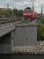 Wochenendstellplatz - Auf der Brücke über die Landesstraße und vor der Brücke über den aus der Radolfzeller Aach abgeleiteten Kanal sind zwei Loks der Baureihe 185 abgestellt (Singen, 30.05.2015).