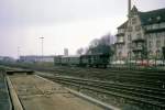 Singen (Hohentwil) an einem trüben 28.Februar 1969: Der Zug der einstigen Linie nach Etzwilen verlässt den Bahnhof Singen.