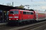 Die 111 076 steht mit einem RE7 in Solingen an Gleis 3 auf ihrem Weg nach Münster Hbf.9.11.2014