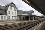Der Bahnsteig 1 und ein Teil vom Bahnhofsgebäude, am 04.05.2024 in Sonneberg (Thür) Hbf.