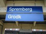 Anzeigetafel die zweite, Spremberg Grodk.
Grodk ist Sorbisch und heißt übersetzt Stadt Spremberg.