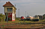 Dieselidylle im Güterbahnhof Staßfurt:  227 003-1 (NOHAB MY 1131  Malene ) hat gerade Gaskessel- und Containertragwagen am ehemaligen mechanischen Weichenwärter-Stellwerk  W3 