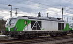 Salzburger Eisenbahn Transport Logistik GmbH, Salzburg [A] mit der Vectron Dual Lok  248 017  [NVR-Nummer: 90 80 2248 017-6 D-ELOC] ist am 21.02.24 am Bahnhof Stendal Hbf. abgestellt.