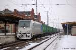 185 677-2 von der Railpool im Dienst fr die ITL mit einem Containerzug in Stendal in Richtung Wolfsburg. 04.01.2011