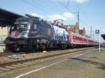 182 509 vor einem IRE nach Hamburg Hbf beim Halt in Stendal am 17.08.14