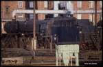 Die Heizanlage am BW Stendal bestand am 30.12.1990 noch immer aus zwei ehemaligen Dampfloks der BR 39 bzw. DR 22. Leider kam man als Außenstehender nicht sehr gut heran. Man konnte nur vom Bahnsteig aus über die Gleise hinweg fotografieren.