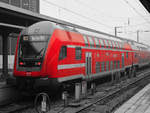 Bei dem ollen Wetter benötigt man ohnehin nicht mehr als eine Farbe: RE3 nach Berlin in Stralsund Hbf, 11.01.2018.