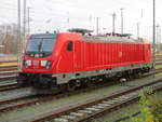 Still und leise haben die 147er die 112er an den RE Zügen nach Elsterwerda abgelöst.Neben der 147 008 stand,am 12.Dezember 2020,auch die 147 017 in Stralsund.