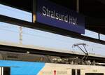 platziert - Anschrift auf 4746 303 unter dem Bahnhofsschild auf 5/6 von Stralsund Hbf - Aufnahme vom 24.07.2021