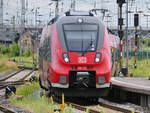 Der DB-Elektrotriebzug 442 352 ist hier bei der Ankunft in Stralsund zu sehen.