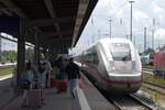 STRALSUND (Landkreis Vorpommern-Rügen), 14.07.2025, ICE 203 über Hamburg und Köln nach Karlsruhe bei der Einfahrt in den Bahnhof Stralsund Hbf