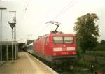 Sie zhlte mit zu den Stammloks die in Stralsund fuhren.112 129 steht mit einem Interregio im Oktober 2001 zur Abfahrt Richtung Berlin bereit.