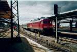 Whrend die 232 425 im Juni 1999 mit einer Regionalbahn nach Rostock bereit steht wurde auf dem Bahnhof Stralsund fleiig umgebaut.