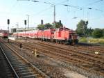 363 042 holt 114 020 mit einen RE am 31.Juli 2010 in Stralsund vom Bahnsteig zur Reinigung ab.
