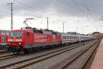 Noch hoher Besuch am ersten Abend in Stralsund Hbf: 120 501-2 zog ihren IC nach erreichen des Bahnhofs in die Abstellung.