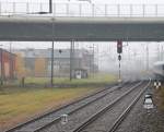 6.11.15 Stralsund Hbf. Nicht oft anzutreffendes Ensemble von Schachbrett- und Trapeztafel nebst alten Nummernstein vor einem ehemals großen Knotenbahnhof. Bei Regen aus EC 379 aufgenommen.