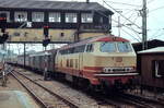 Im Mai 1978 fährt 218 217-8 unter dem kurz danach abgerissenen Reiterstellwerk in den Stuttgarter Hauptbahnhof ein.