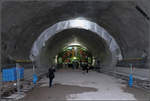 Großer Querschnitt -

Im Übergang vom dreigleisigen zum zweigleisigen Tunnel sind die beiden Röhren mit einem sehr großen Ausbruch-Querschnitt erstellt worden. Im Hintergrund der Schalenwagen, mit dem die Innenschale hergestellt wird. Blick in Fahrtrichtung der hier später verkehrenden Züge nach Feuerbach und Bad Cannstatt.

Tage der offenen Baustelle, 05.01.2018 (M)