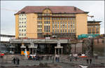 . Die schwebende Bahndirektion -

Im Bereich des zukünftigen nördlichen Gleisvorfeldes des neuen Stuttgarter Hauptbahnhofes wird das früherer Bahndirektionsgebäude aufwändig unterfahren. Das Gebäude wurde dazu zu einem Großteil auf Stützen gestellt.

Unter dieser Baugrube und auch dem Gebäude hindurch führen außerdem zwei neu gebauten Tunnelröhren für die Stadtbahn, die schon in Betrieb sind. Der alte Stadtbahntunnel war dem Bahntunnel im Weg.

Tage der offenen Baustelle, 05.01.2018 (M)