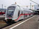 IC-Doppelstock-Stw mit einem IC/RE aus Singen (Hohentwiel) in Stuttgart Hbf, 22.03.2018.