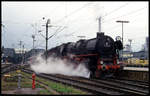 011066 fährt hier am 23.6.1993 um 9.30 Uhr mit einem Sonderzug aus dem Hauptbahnhof Stuttgart ab.