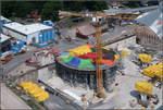 Das erste Lichtauge entsteht -

Architektonisches Merkmal des neuen Stuttgarter Hauptbahnhofes werden die Lichtaugen im Bereich der Kelchstützen sein. Für das erste Auge wurde hier die Schalung aufgebaut. Die bunten Planen bringen Farbe in die Baustelle.

29.06.2018 (M)