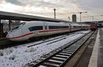 407 013-2 steht am 4.1.2019 als ICE9574 nach Paris Est im Stuttgarter Hauptbahnhof bereit.