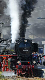 Die Dampflokomotive 01 202 sorgte für reichlich Besucherandrang auf dem Bahnsteig.
