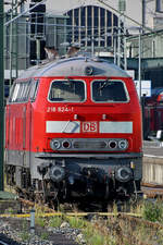 Die Diesellokomotive 218 824-1 war Mitte September 2019 am Hauptbahnhof Stuttgart abgestellt.