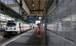 Ein Lichtstreif liegt über den Zügen -    IC2-Zug nach Singen im Stuttgarter Hauptbahnhof auf Gleis 5.