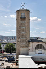 Blick auf den Uhrturm als Teil des Empfangsgebäudes (Bonatzbau) von Stuttgart Hbf.